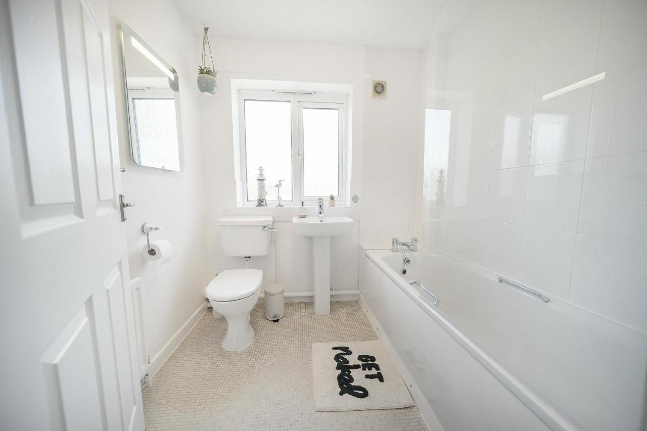 Stylish 3 Bed House, Large Garden, Parking, Wifi - Esho Stays Coventry Dış mekan fotoğraf